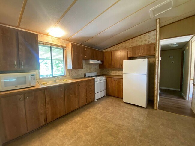 Building Photo - Country Living at it's finest 4.81ac prope...