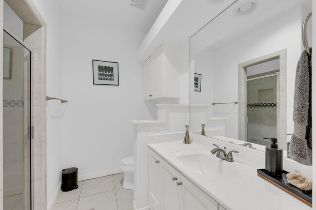 Foto del edificio - Fully Furnished & Move-In Ready!