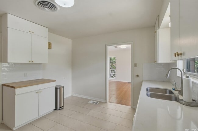 Building Photo - 207 Canyon Dr