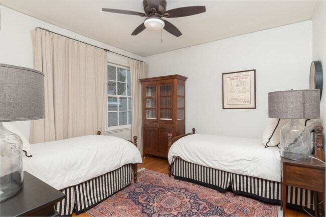 Foto del edificio - 2 Bedroom In the Garden District Fully Fur...