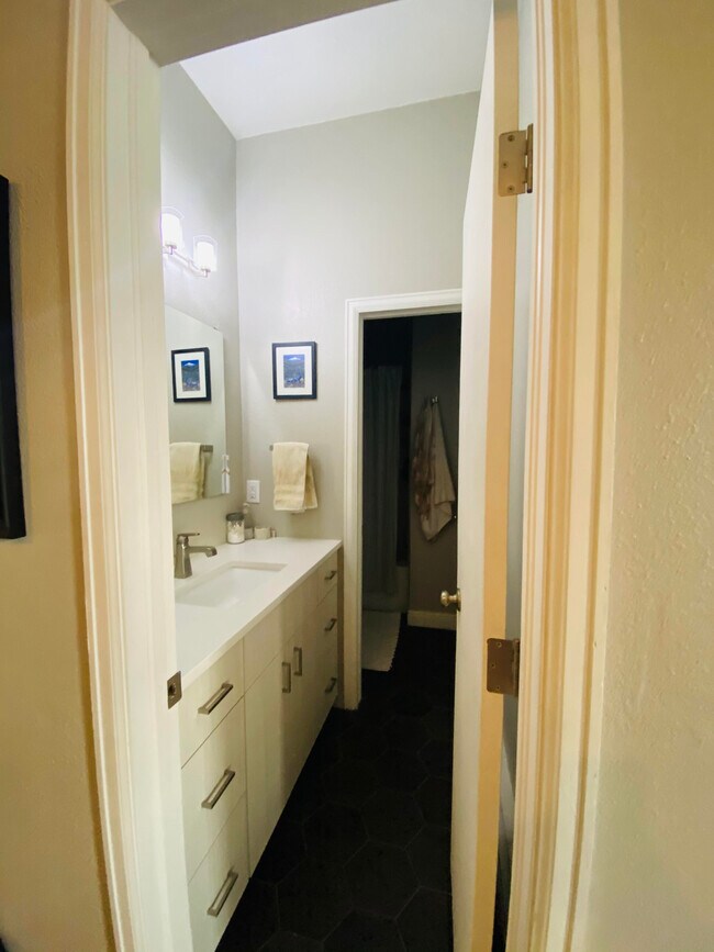 Separate sink and shower - 3233 Vallejo St
