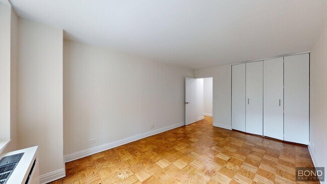 Building Photo - 400 E 71st St