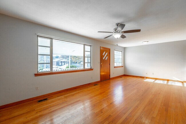 Photo - 2 bedroom, 1 bath unit in the heart of Eas... House