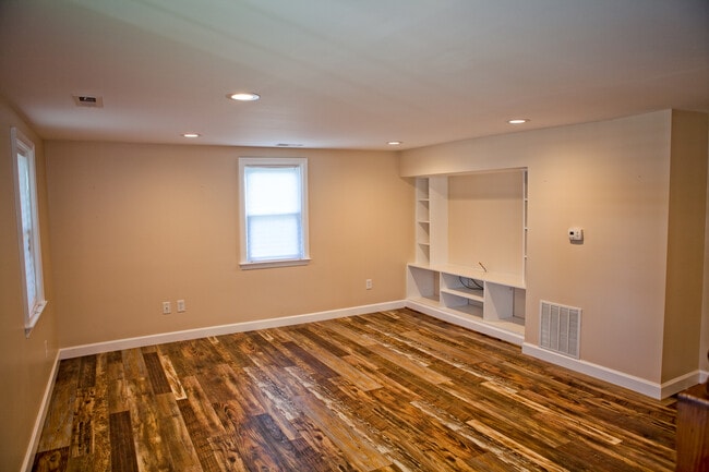 Building Photo - 208 Roberts Mill Rd