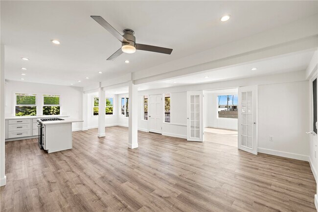 Foto del edificio - 334 N Coast Hwy