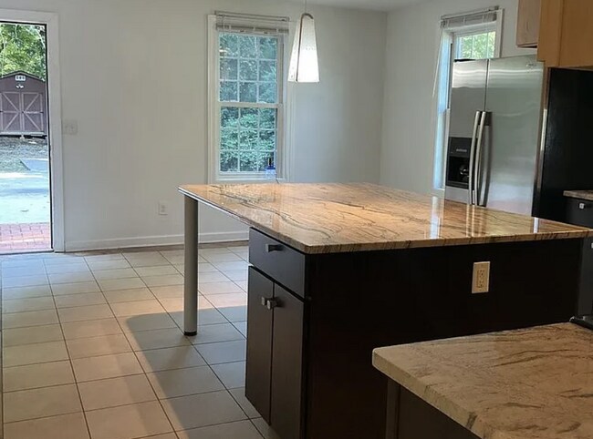 Foto del edificio - Spacious Contemporary Brentwood Home with Main-Level Primary Suite- Home Office/Remote Work Friendly