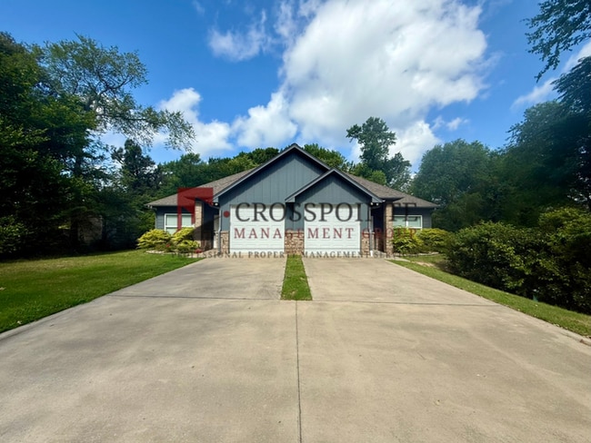 Building Photo - Tour Today! 2 bedroom 2 bathroom duplex in Tyler!