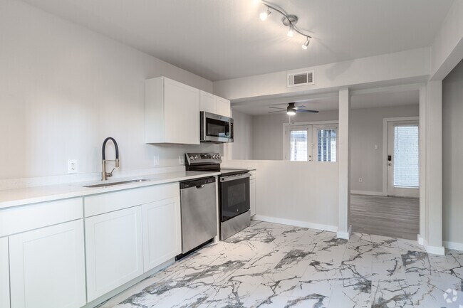 2 habitaciones, 2 baños - 873 pies cuadrados - Cocina - 4414 Worth St