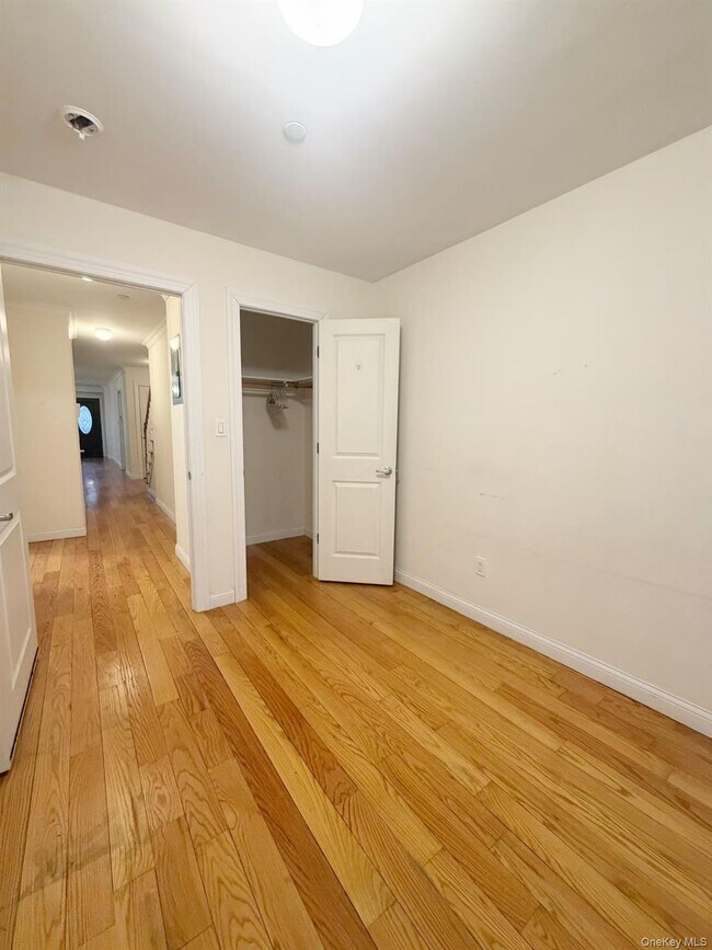 Foto del edificio - 64-14 Perry Ave