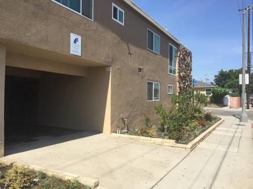 Foto del edificio - 111 W Del Amo Blvd