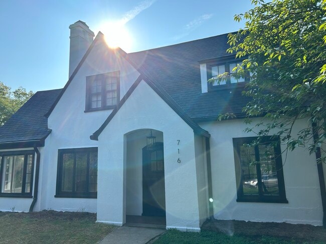 Building Photo - 716 Riverside Dr