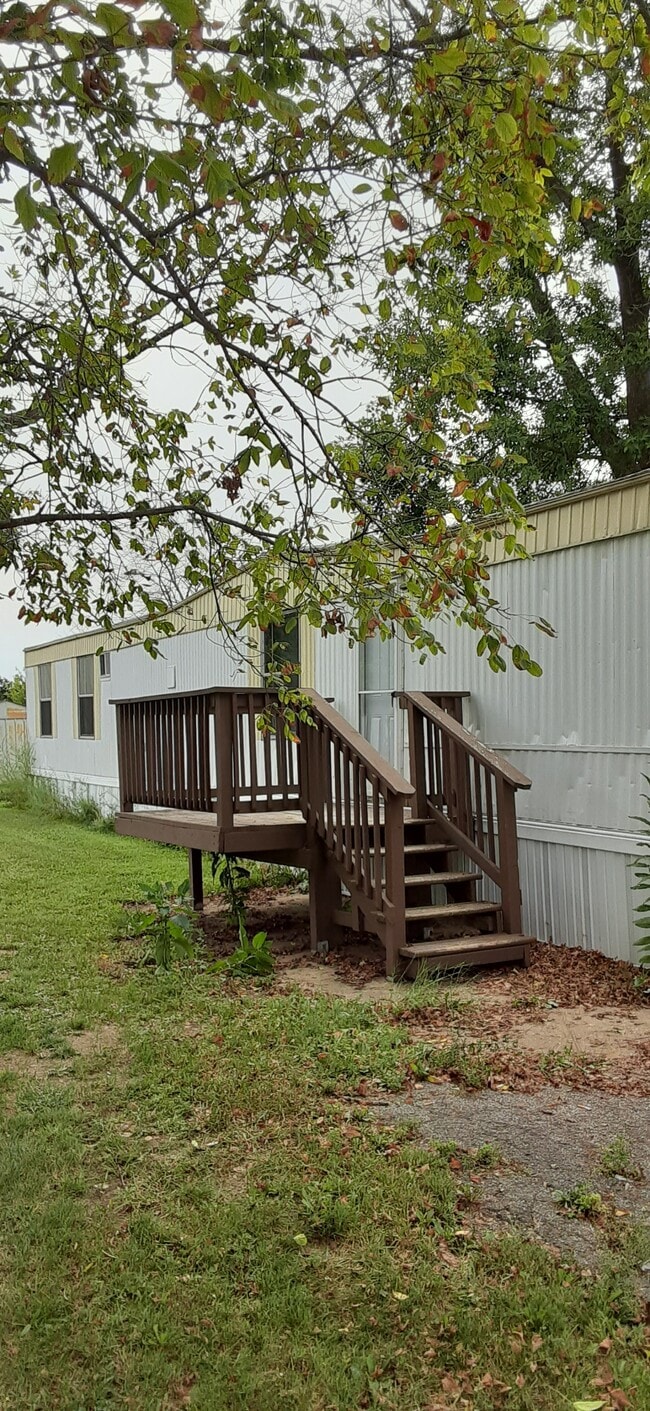 Building Photo - 360 Golden Dale Dr