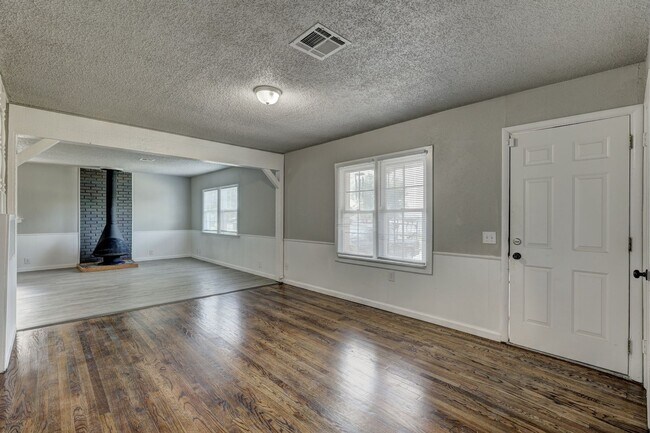 Building Photo - 3 bed 2 bath home in MWC