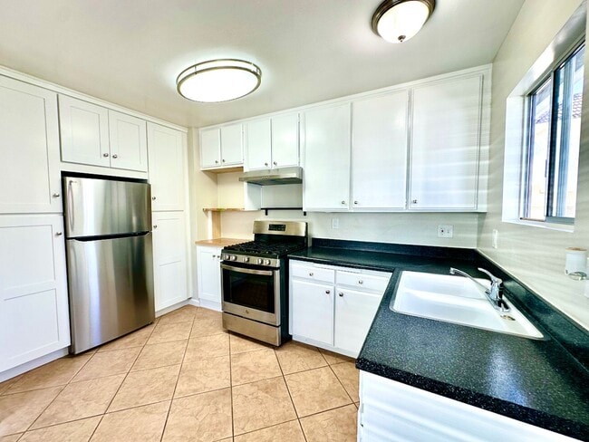 Building Photo - FOR RENT - 2 Br/1Ba 900 SF Cozy Single Sto...