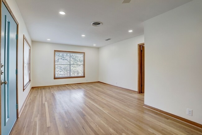 Building Photo - 3003 Oak Crest Ave