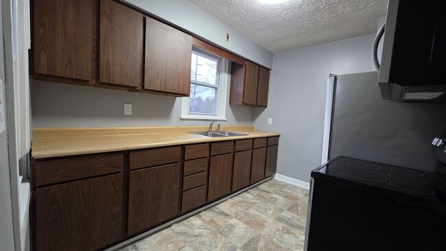 Building Photo - 530 Fleming Rd