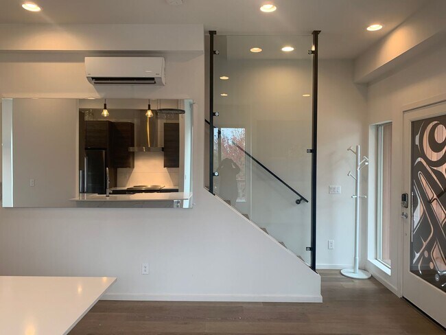 Foto del edificio - High End Madison Valley Row House !