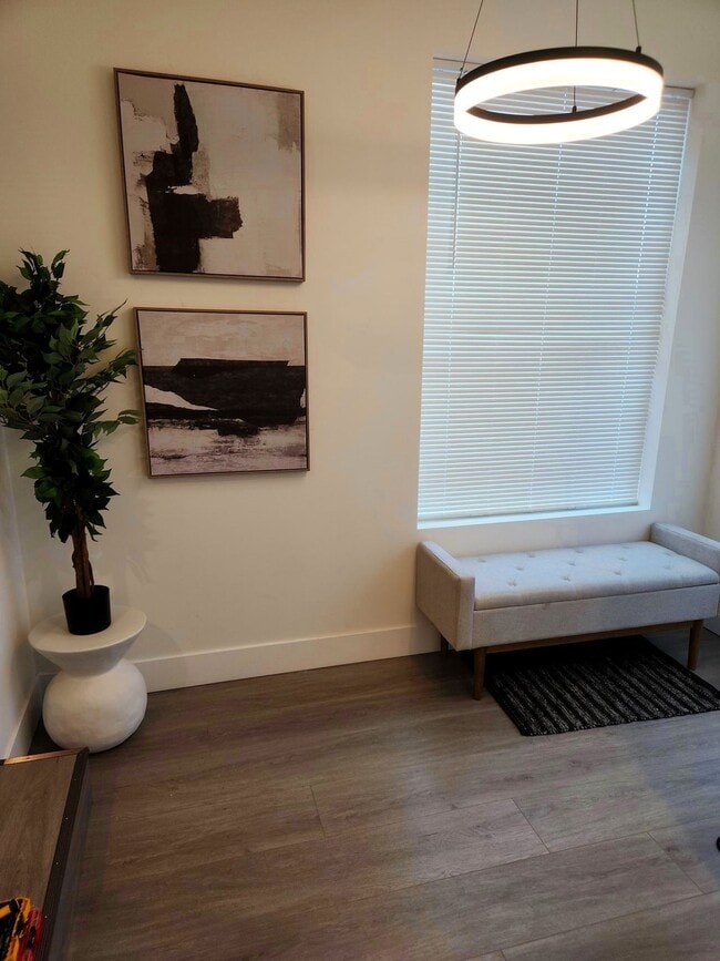 Building Photo - New Modern 4 Bed 2.5 Bath duplex with over...
