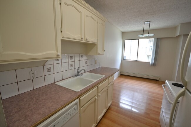 Building Photo - 1909-1909 Salton Rd