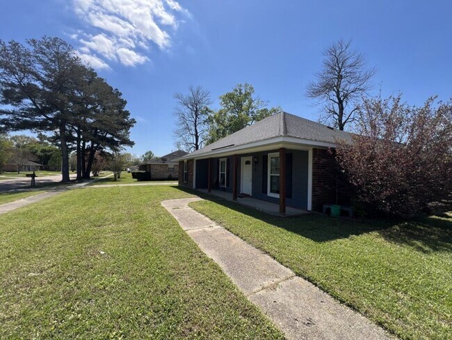 Foto del edificio - Spacious 5BR Home in Avalon – Dual Master Suites + Modern Updates!