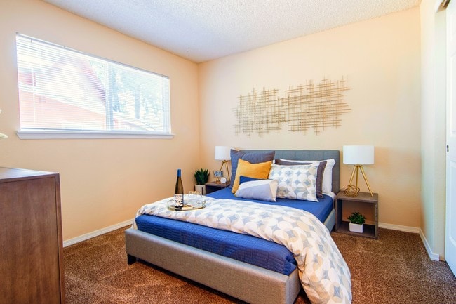 EG Bedroom - Evergreen Rock Maple Apartments