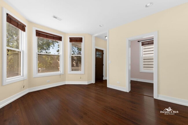 Building Photo - Albany Park 3++ Bedroom Duplex Has it All