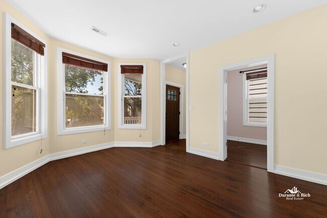 Foto del edificio - Albany Park 3++ Bedroom Duplex Has it All