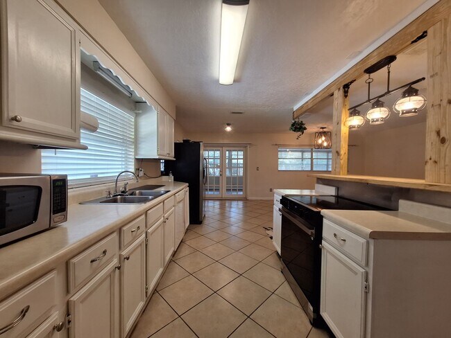 Foto del edificio - Stylish 4-Bedroom Belle Isle Retreat with ...