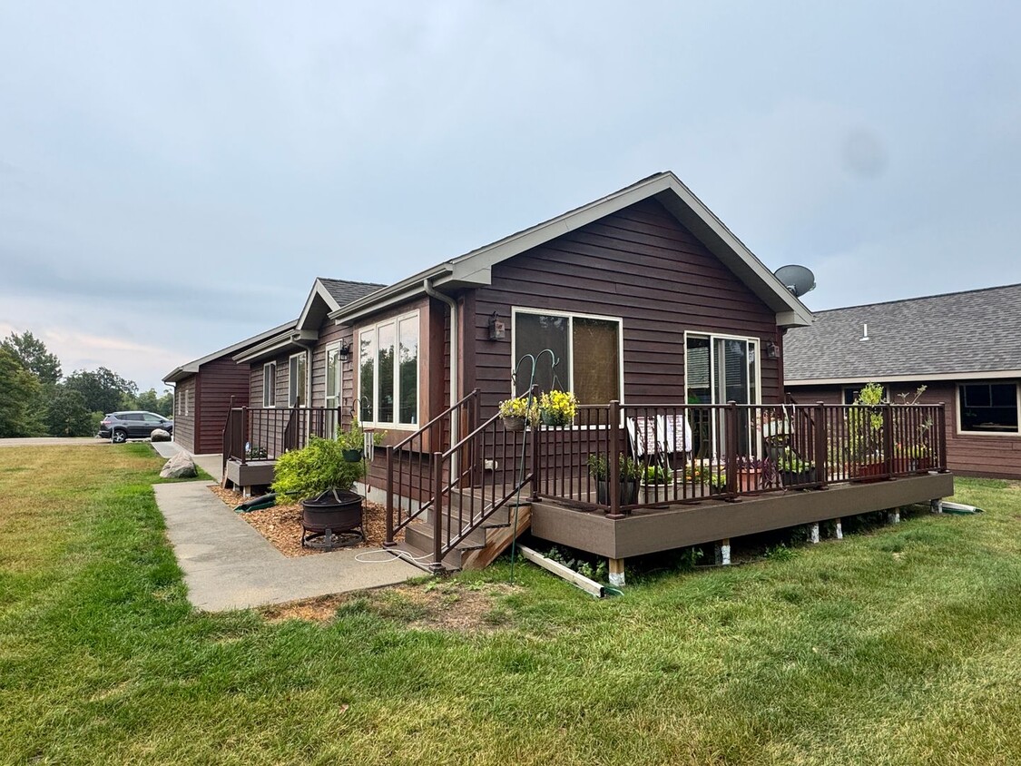 Primary Photo - 2 Bedroom/ 2 Bathroom Home located in Tom'...