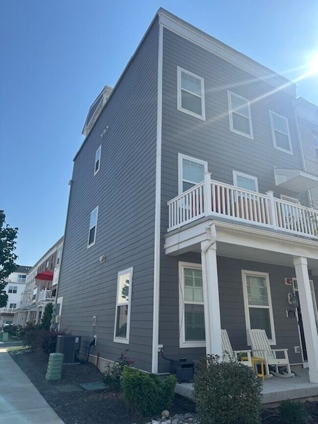 Foto del edificio - Unfurnished Three Bedroom Townhome with Mu...