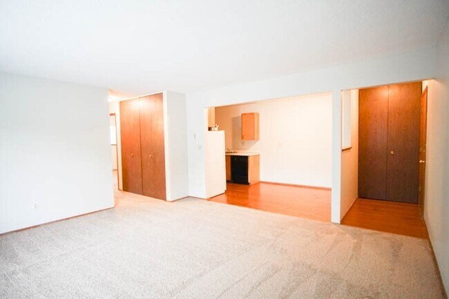 Foto del edificio - Close in NE-2 Bedroom with Parking Ready Now!