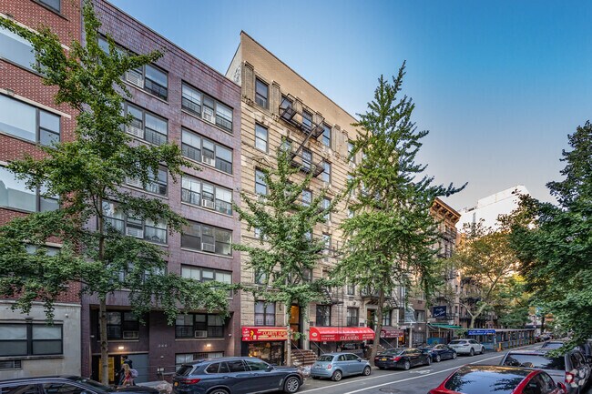 Vista desde la calle - 242-244 E 77th St