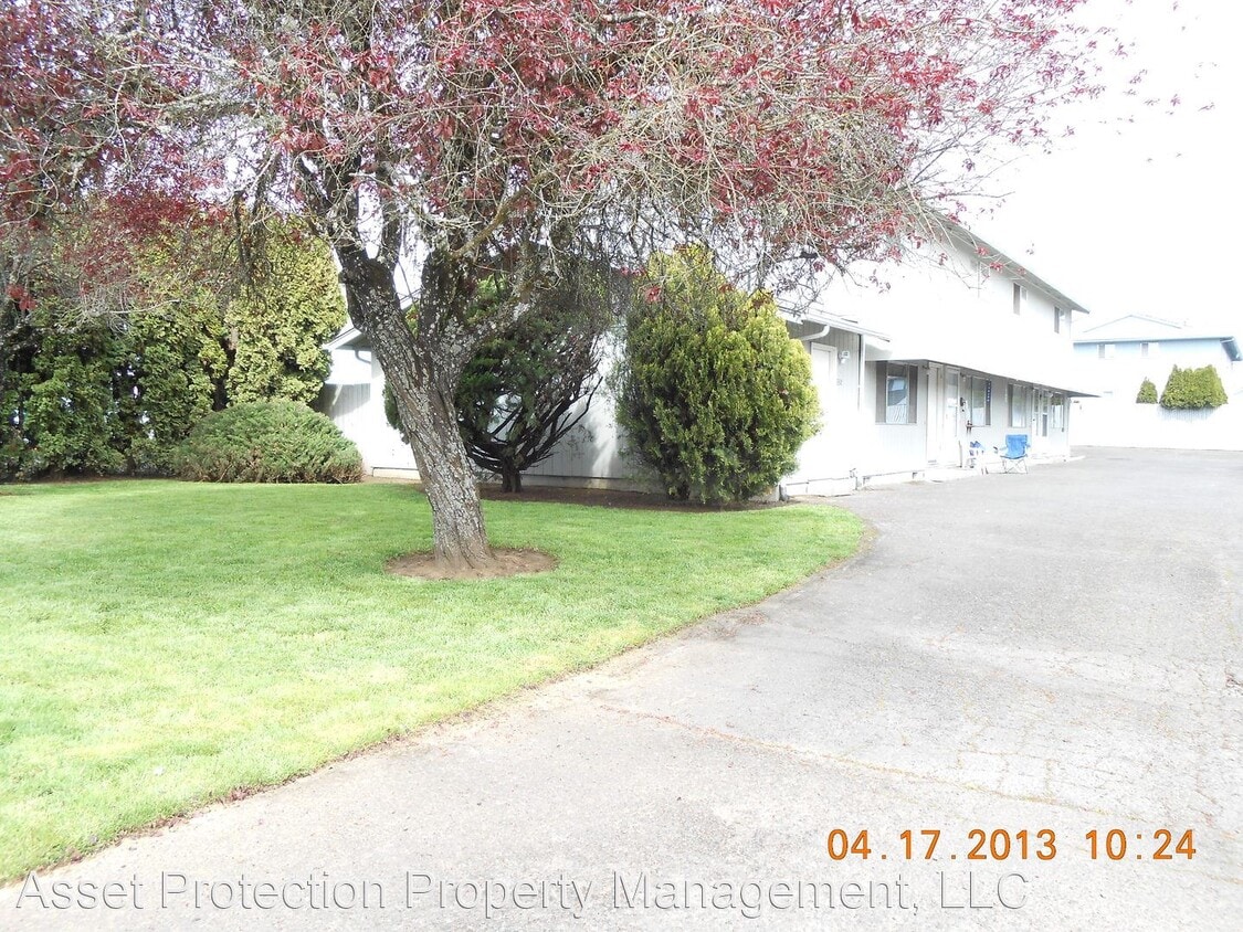 Primary Photo - 332 SE Hankel St