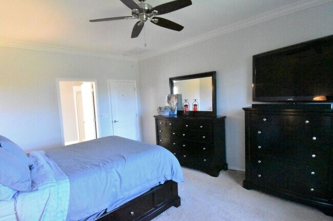 Building Photo - 811 Sherbourne Cir