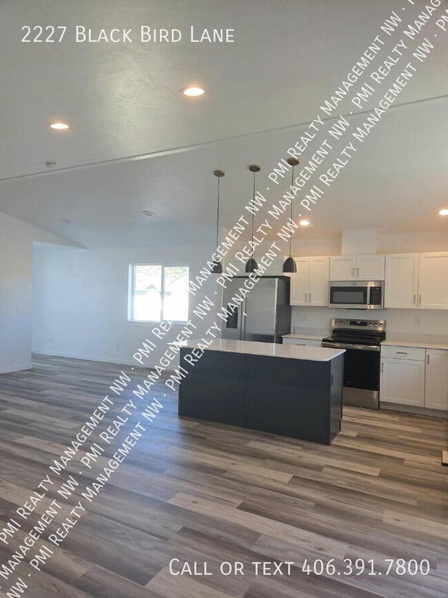 Foto del edificio - 2227 Black Bird Ln