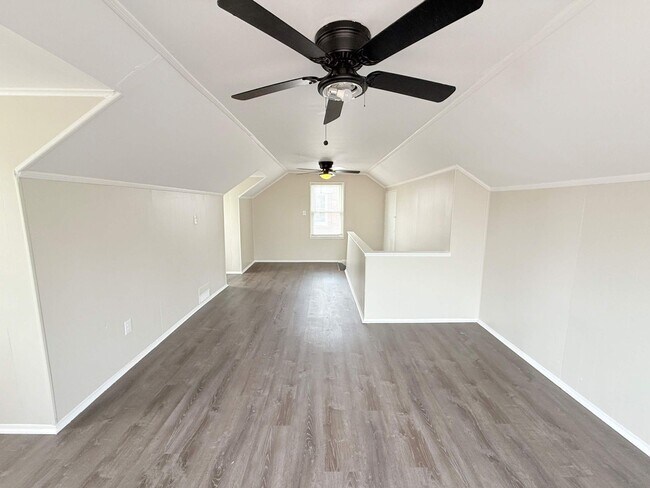 Foto del edificio - Renovated 3-Bedroom Home – We Welcome Sect...