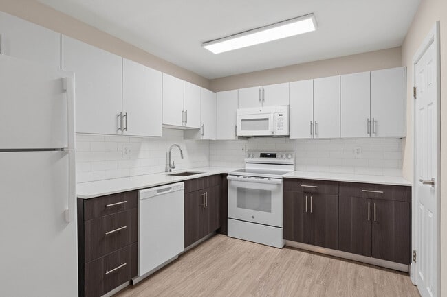 Building Photo - Knightsbridge Apartments