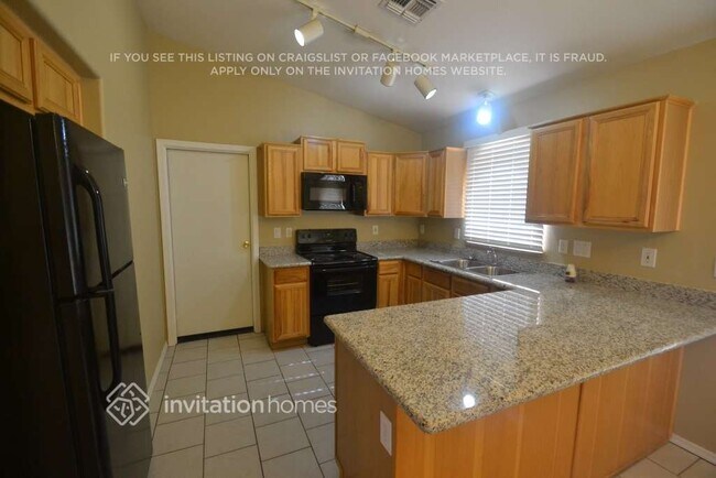 Building Photo - 16002 W Latham St