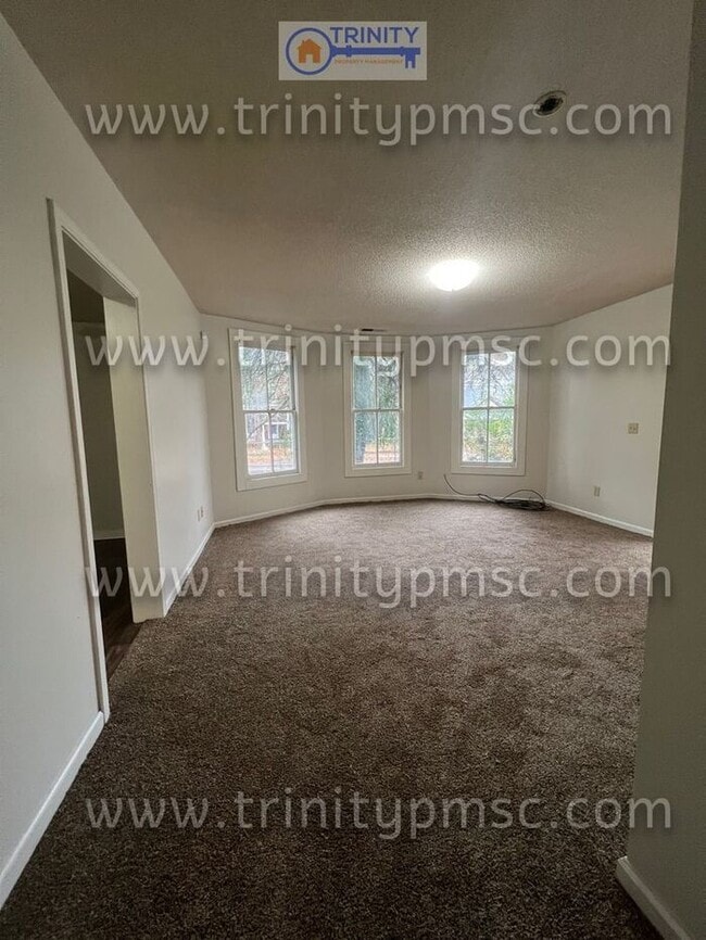 Building Photo - Newly renovated! Must see!