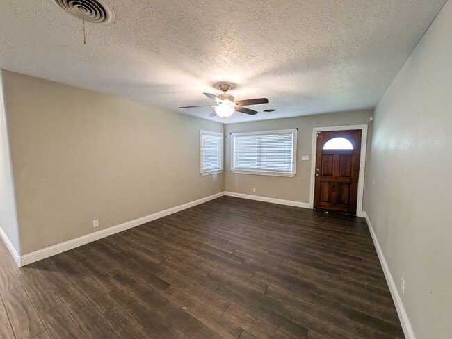 Building Photo - 5110 Laurel Ave