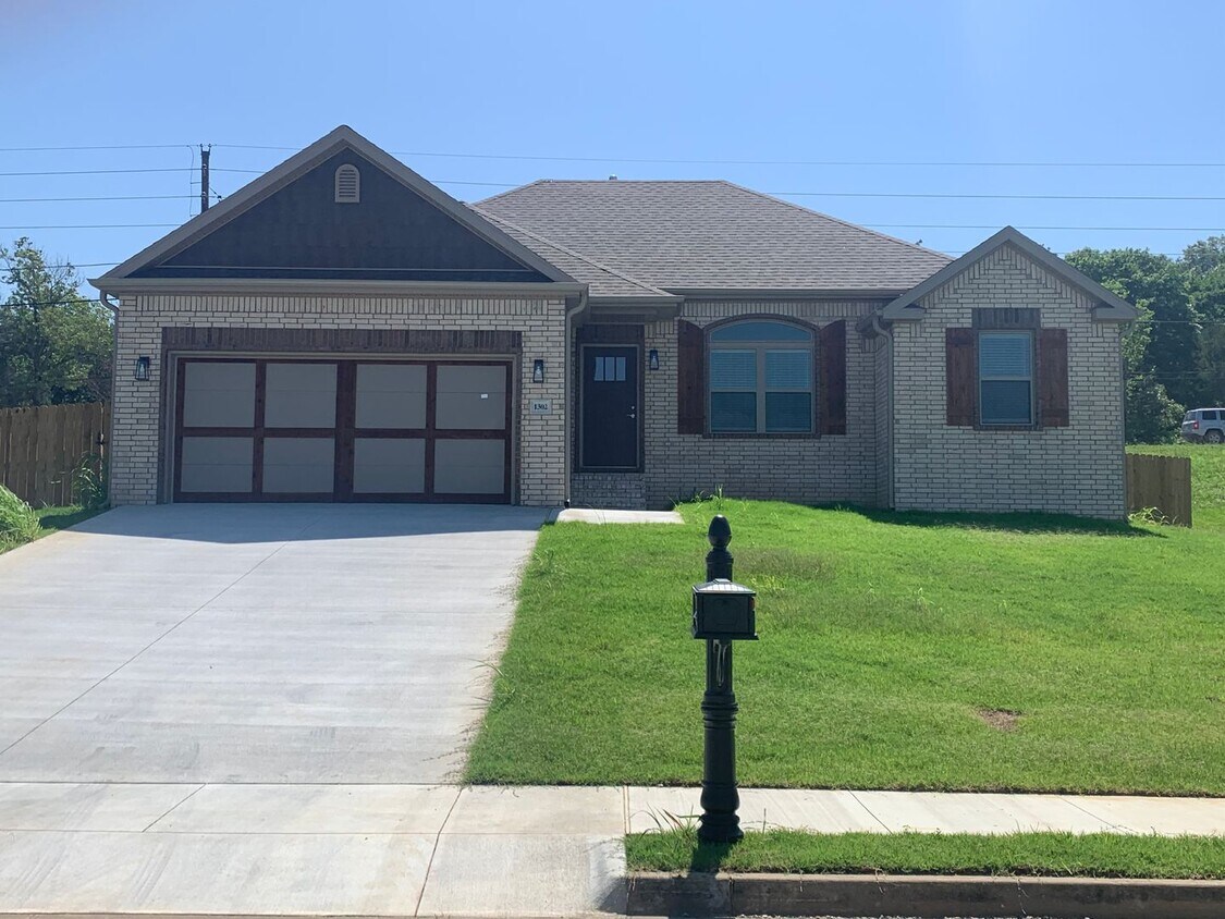 Primary Photo - Charming Three Bedroom Single Family Home ...