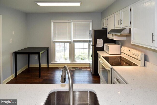 Foto del edificio - 10451 Malone Ct