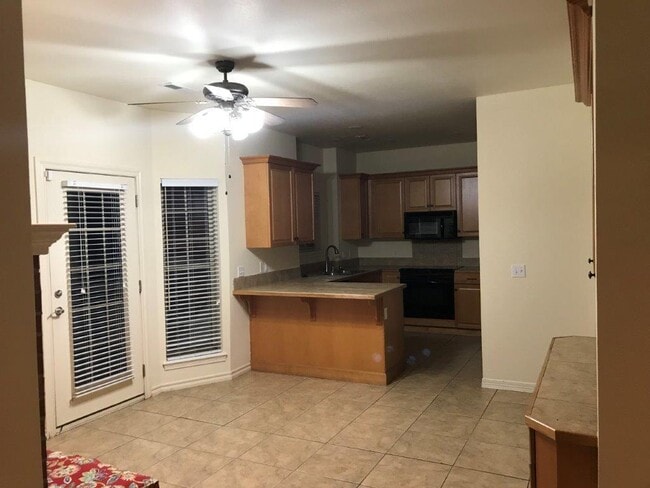 Building Photo - 2507 S Greens Way