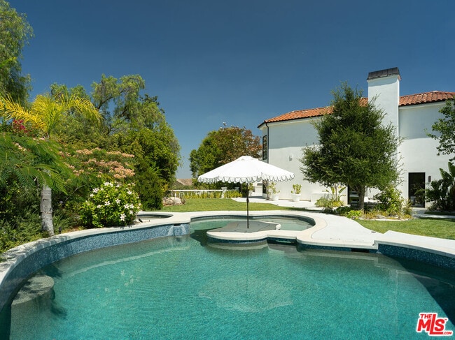 Building Photo - 5192 Parkway Calabasas