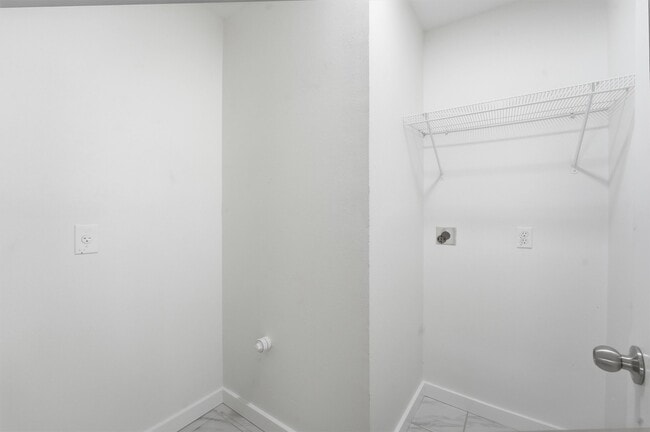 Building Photo - 18385 Ten Oaks Ct