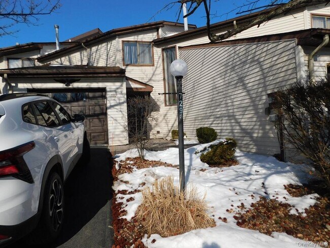 Building Photo - 729 Hewitt Ln