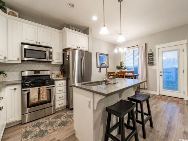 Foto del edificio - 132 W Silver Springs Dr