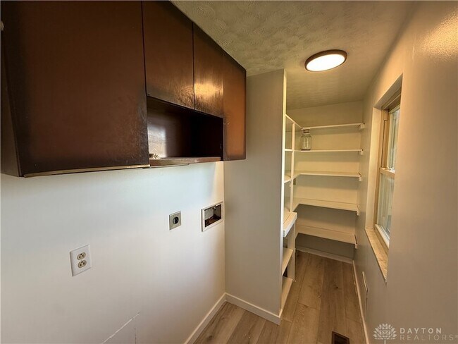 Foto del edificio - 7619 Bassett Dr