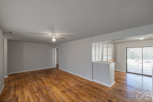 Foto del edificio - For Lease