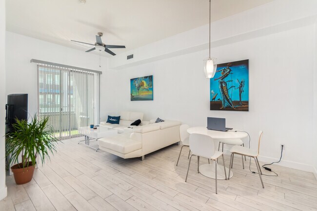 Building Photo - 945 E Playa del Norte Dr